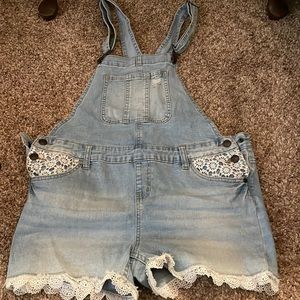 Overalls shorts with flower lace Size: 18